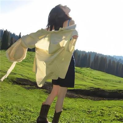 与一位女士合影
